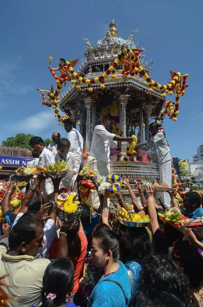 Los devotos hacen su ofrenda por el señor Murugan en carro de plata . — Foto de Stock