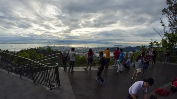 Touriste profiter d'une vue panoramique sur Penang Hill . — Video