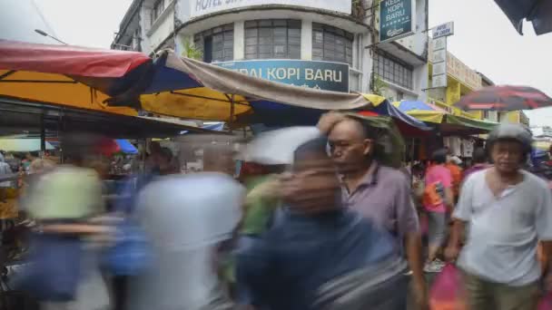 Les gens faisant du shopping au stand branlé de Tuck Kee à Jalan Kuala Kangsar — Video