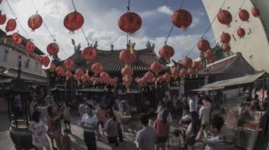 Çin adanmışlar kırmızı fener ile dekore edilmiş merhamet tanrıçası tapınağı ziyaret.