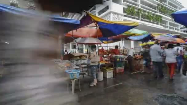 La vida de los vendedores ambulantes en el mercado matutino Chowrasta vendiendo todo tipo de cosas . — Vídeos de Stock