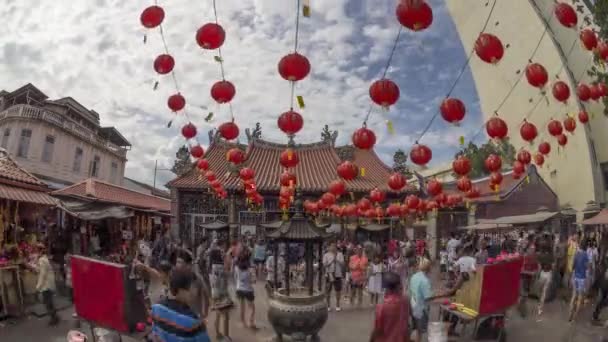 Fish eye view van het bezoek van de chinese toegewijden aan tempel godin van de genade — Stockvideo