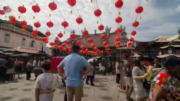 Devotos chineses locais queimando joss stick ou incenso . — Vídeo de Stock