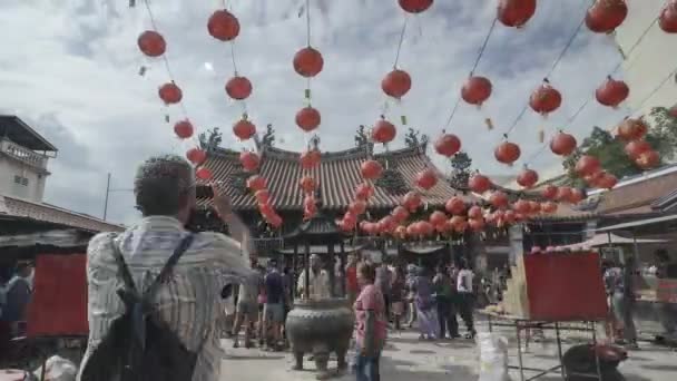 Bohyně milosrdenství chrámu zdobí červené lucerny lákají návštěvníky. — Stock video