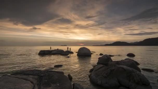 Timelapse de estilo de vida de la gente local de pesca en la piedra durante la hora del anochecer . — Vídeos de Stock