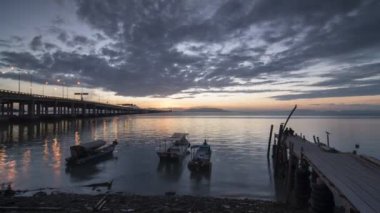 İnsanların Timelapse penang ilk bridge yakınındaki kıyı tarafında ziyaret..