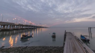 Timelapse insanlar gündoğumu muhteşem Penang Köprüsü'nün fotoğrafını çekin