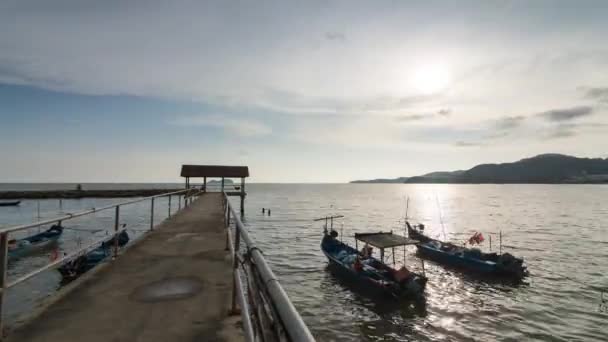 Zeitraffer des Sonnenuntergangs am Fischersteg von Sungai Batu, Penang. — Stockvideo