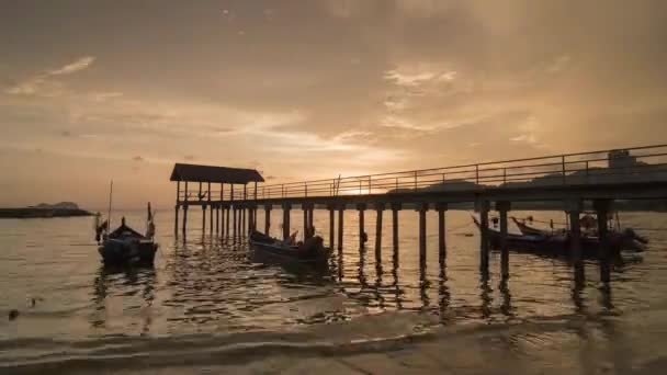 Timelapse zachód słońca w przystani rybackiej w Teluk Kumbar. — Wideo stockowe