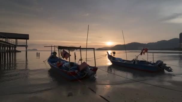 Panning shot van vissers dok tijdens zonsondergang uur boven de horizon. — Stockvideo