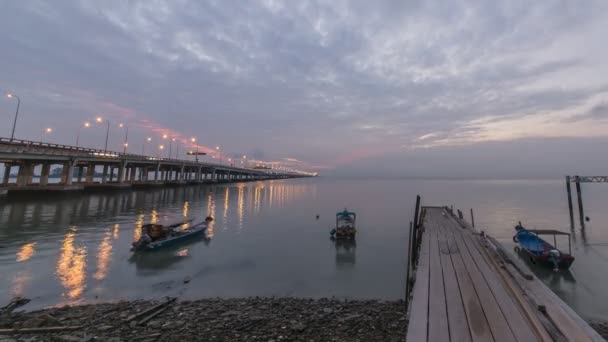 As pessoas Timelapse tirar a foto do nascer do sol da magnífica Ponte Penang — Vídeo de Stock