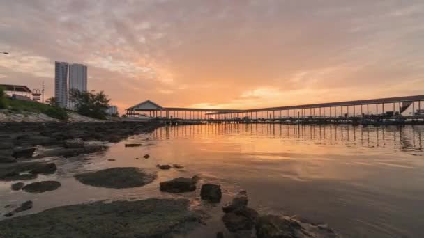 Timelapse panorámico de Fishermanwharf en Karpal Singh Drive (Jelutong Drive ) — Vídeo de stock