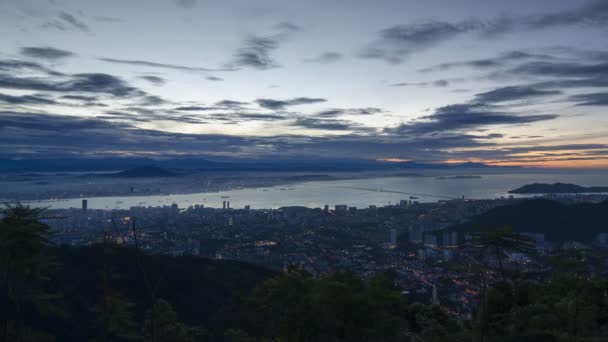 Morgenlandschaft von Georgetown über dem Penang Hill. — Stockvideo