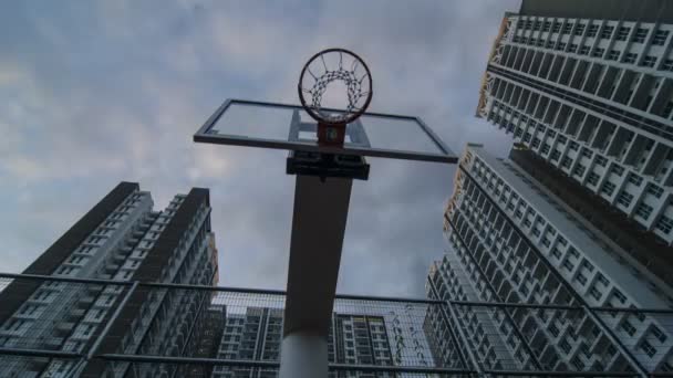 Basketbal bord tijdens zonsondergang uur. — Stockvideo