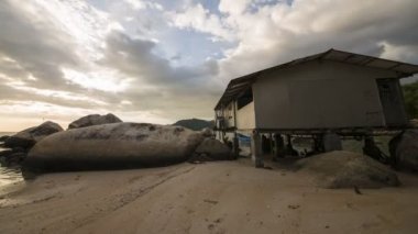 Timelapse balıkçı gölgelik durağındayım bulut ile yanı sıra kayalık taşlı