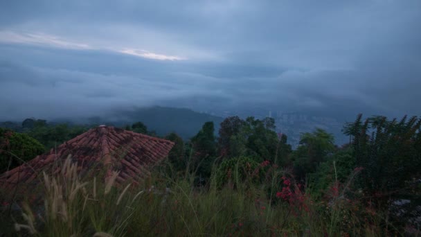 Timelapse από πυκνή ομίχλη στο λόφο προκαλούν την πόλη Τζώρτζταουν. — Αρχείο Βίντεο