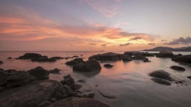 Kayalık taş şaşırtıcı kırmızı bulut günbatımında Timelapse