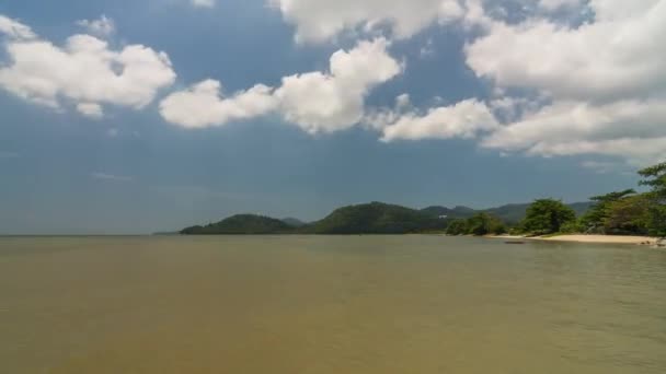 Timelapse Cielo azul nube blanca cerca del mar . — Vídeos de Stock