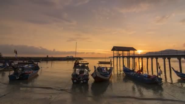 Günbatımı güzel bulut, balıkçı iskelesi ile Timelapse. — Stok video