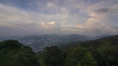 Penang Tepesi'nden Ayer ITAM kasaba görünümünün Timelapse gündoğumu