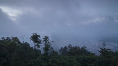 Timelapse sis saldırı Penang hill erken sabah adlı.