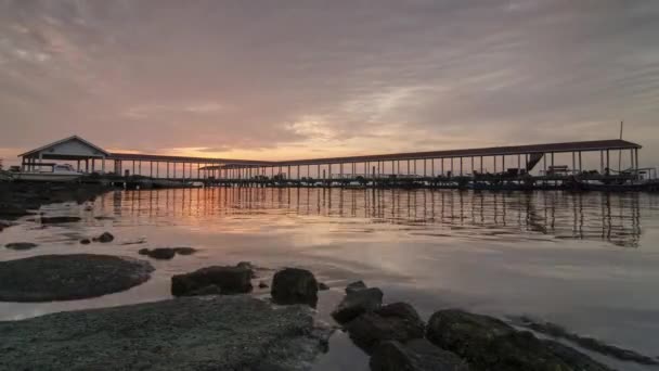 Timelapse salida del sol y la nube en movimiento en el embarcadero pescador . — Vídeos de Stock