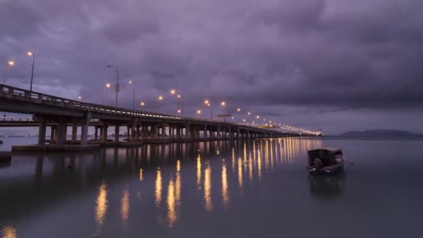 Timelapse Matin pluvieux sur le pont Penang avec un bateau traditionnel . — Video