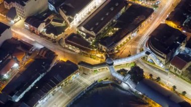 Timelapse yoğun gece saat Komtar yaya üstgeçidi trafik yol