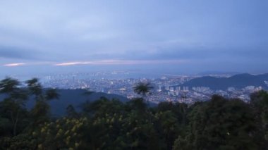 Timelapse dumanlı sis akış yoğun tropikal yağmur ormanları Penang Hill doğru