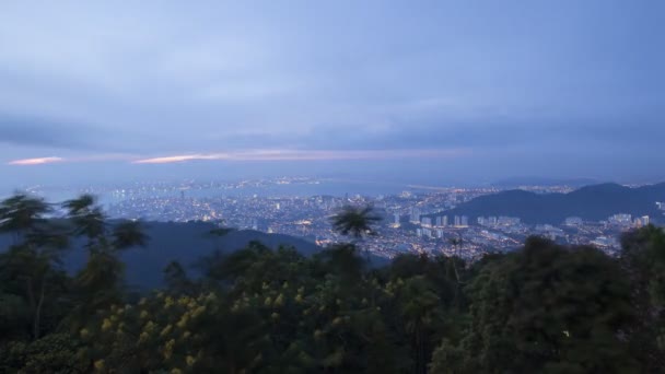 Timelapse Névoa enevoada flui em direção à densa floresta tropical Penang Hill — Vídeo de Stock