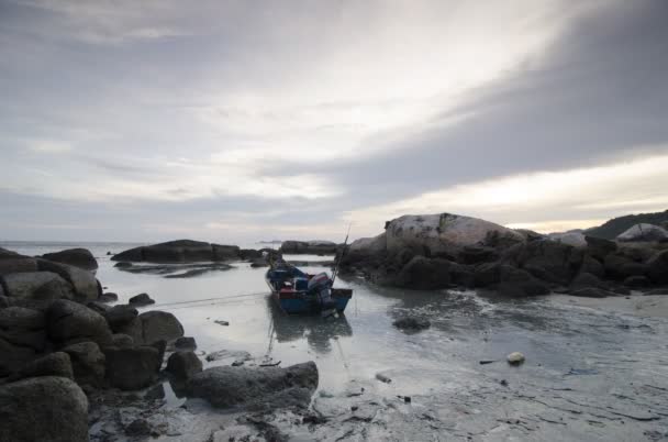 Timelapse coucher de soleil heure solitaire pêcheur traditionnel bateau — Video