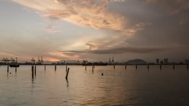 Timelapse sunrise Butterworth portu s Bukit Mertajam hill jako pozadí. — Stock video