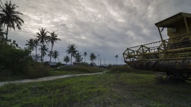 Timelapse puesta del sol de la granja de plantación con cosechadora — Vídeo de stock