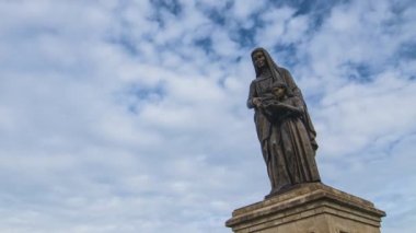 Mavi gökyüzü ile Timelapse St Anne heykeli