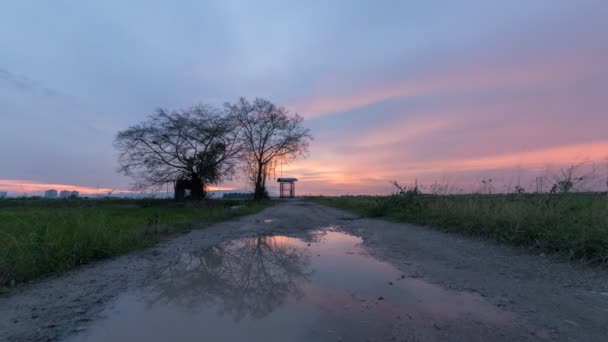 Zeitraffer-Reflexion Sonnenuntergang mit roter Wolke an einer kleinen Straße — Stockvideo