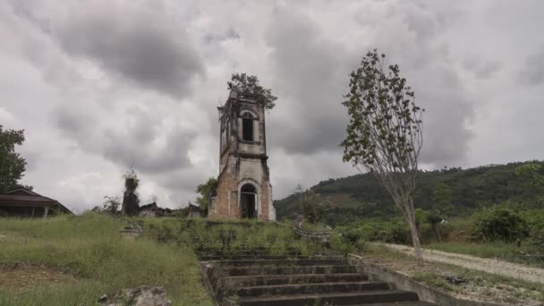 老朽化した教会で曇りの天気と夜のタイムラプス. — ストック動画