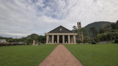 Timelapse yeni St Anne kilisede bulutlu sabah