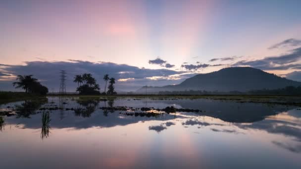 Timelapse reflexão de raio no início da manhã em Bukit Mertajam colina — Vídeo de Stock