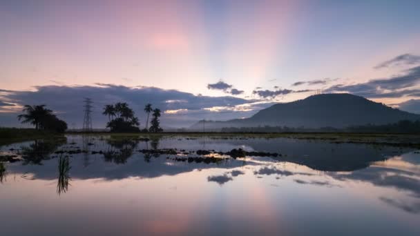 Timelapse reflectie van ray in de vroege ochtend op Bukit Mertajam hill — Stockvideo