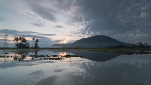 Timelapse reflexe sunrise přírody oblohy a hill. — Stock video