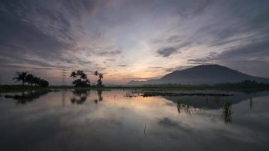 Renkli gündoğumu bulut ile sağa sola kaydırma Timelapse