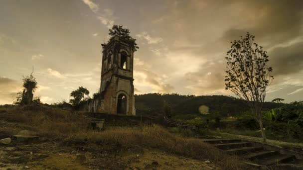 Zeitraffer Ruine historische Kirche am Abend mit goldener Wolke — Stockvideo