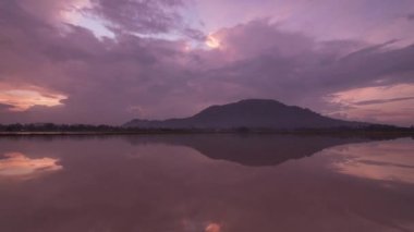 melapse gündoğumu yansıma Bukit Mertajam tepenin ak balıkçıl kuş.
