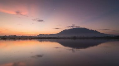 Timelapse yansıma gündoğumu altın bulut oluşumu ile