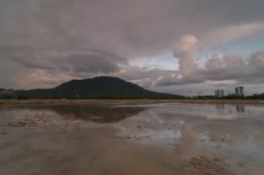 Timelapse yansıma dramatik bulut oluşumu