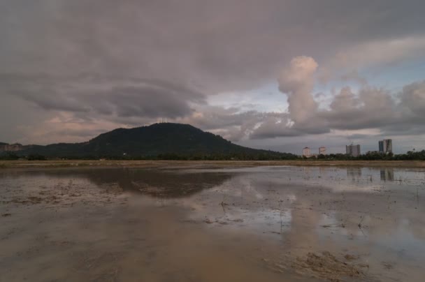 Timelapse reflexión dramática formación de nubes — Vídeo de stock