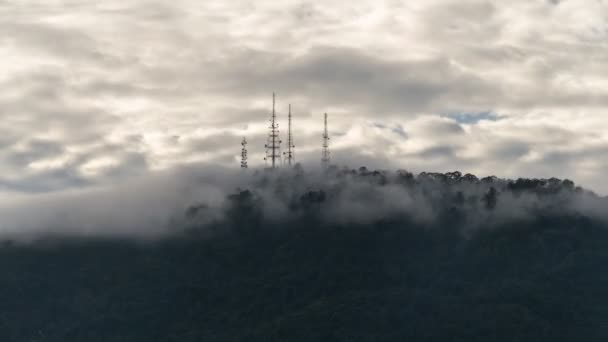 Timelapse in movimento cloud a 4 Telco torre di comunicazione presso il Bukit Tokun . — Video Stock