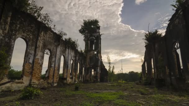 Timelapse wewnętrznej struktury opuszczony Kościół złamane — Wideo stockowe