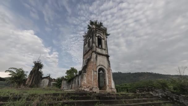 Pohled zepředu na timelapse z Church Of The Nejsvětějšího Srdce Ježíšova — Stock video