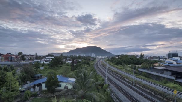 Timelapse com nuvem de ouro no início da manhã na estrada de ferro — Vídeo de Stock